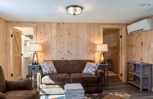 Freeport Cottage | Cozy Cottage in the heart of Freeport - 5 minute walk to outlets