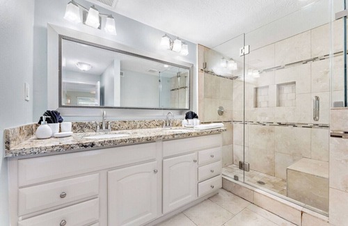 Clear Lake Shores Cottage | Cozy cottage in the heart of Kemah close to the boardwalk and bay