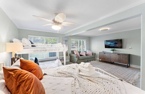 Clear Lake Shores Cottage | Cozy cottage in the heart of Kemah close to the boardwalk and bay