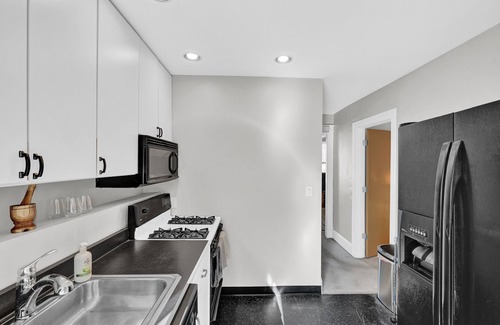 Roselawn Finance House | Cozy Cottage in the Heart of Hyde Park by RedAwning