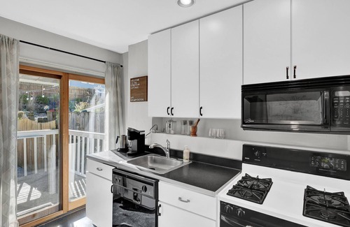 Roselawn Finance House | Cozy Cottage in the Heart of Hyde Park by RedAwning