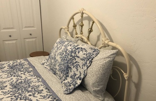 Collins House | Cozy Cottage in the Historic Walking District