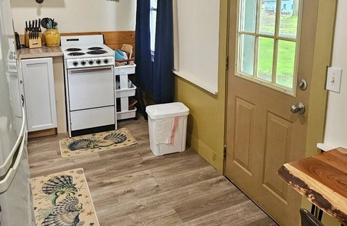 Verona Beach House | Cozy Cottage minutes from Verona State Park & Sylvan Beach!