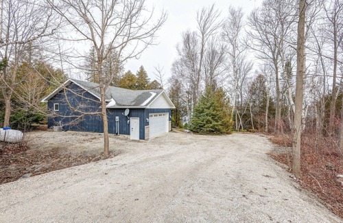 Georgian Bluffs Cottage | Cozy cottage nestled along 90ft of pristine Georgian Bay pebble beachfront