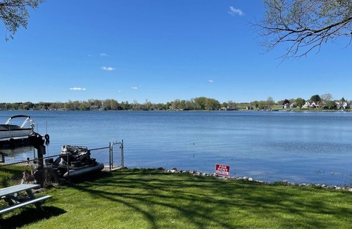 Stroh Cottage | Cozy Cottage On Beautiful Pretty Lake With a Boat