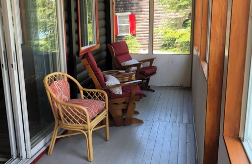 Lac Superieur Village Ski Chalet | Cozy Cottage on a Lake, mins from Mt Tremblant/Mt Blanc -250$ for December.