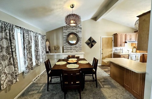 Davenport House | Cozy Cottage on Elm