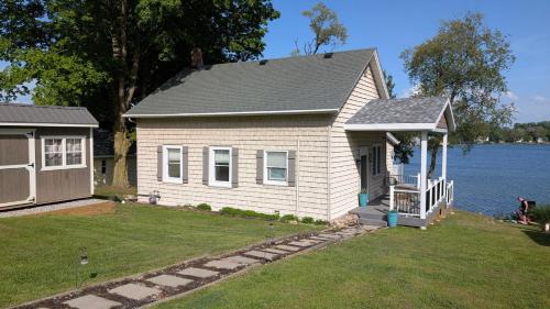 Mongo House | Cozy cottage on peaceful lake
