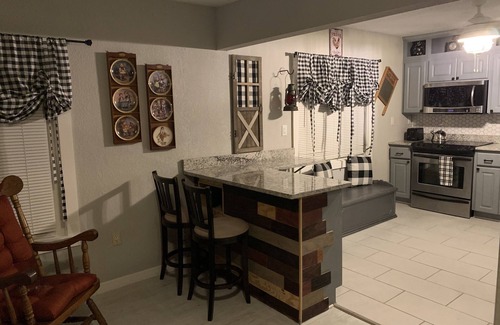 New Port Richey House | ❤️❤️Cozy Cottage On Central PET FRIENDLY, 2 BLOCKS OFF MAIN STREET🐈🐩🏡