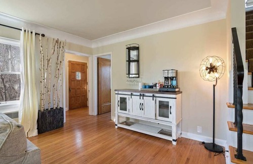 Wayzata House | Cozy Cottage/Porch/Firepit Only 15min from Dt MPLS