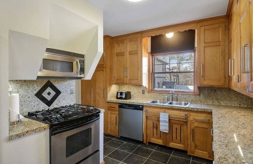 Wayzata House | Cozy Cottage/Porch/Firepit Only 15min from Dt MPLS