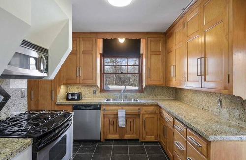Wayzata House | Cozy Cottage/Porch/Firepit Only 15min from Dt MPLS