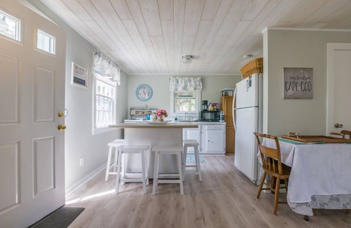 East Sandwich Cottage | Cozy Cottage Retreat Just Steps to Beach