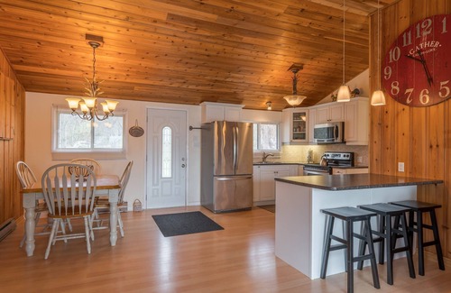 Trent Lakes Cottage | Cozy cottage retreat near beautiful Bobcaygeon on Big Bald Lake!