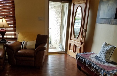 Universal City House | COZY COTTAGE STYLE 3/1 HOUSE W/ SUN ROOM