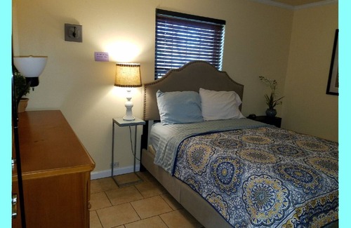 Universal City House | COZY COTTAGE STYLE 3/1 HOUSE W/ SUN ROOM