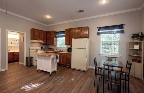 Waco Cottage | Cozy Cottage Summary: