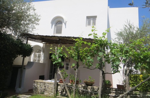 Anacapri House | Cozy cottage surrounded by a typical Capri garden. 10 min from the Blue Grotto.