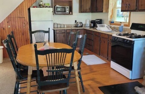 Sandy Creek Cottage | Cozy cottage that sits along canal of Sandy Pond.