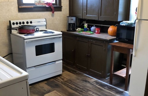 Wessington Springs Cottage | Cozy Cottage just right for your visit to Wess Springs, sleeps 4