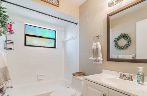 New Port Richey House | Cozy Cottage W/2 Primary Bedroom