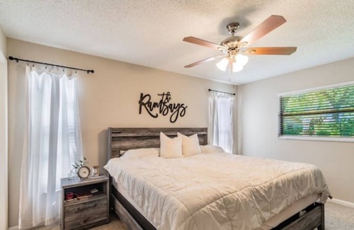 New Port Richey House | Cozy Cottage W/2 Primary Bedroom