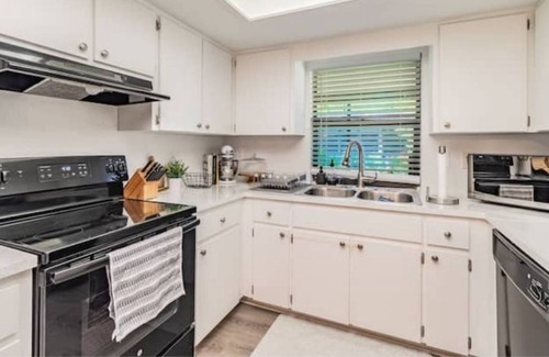 New Port Richey House | Cozy Cottage W/2 Primary Bedroom