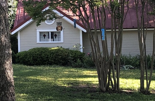 Hamilton House | Cozy cottage walking distance to historic Hamilton, Tx, downtown square.