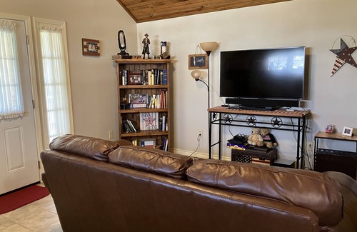 Hamilton House | Cozy cottage walking distance to historic Hamilton, Tx, downtown square.