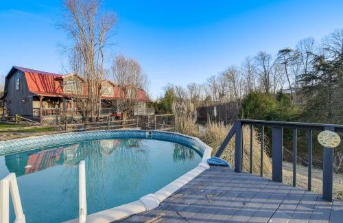 Kodak House | Cozy Cottage with Pool Btwn Knoxville and Pigeon Forge