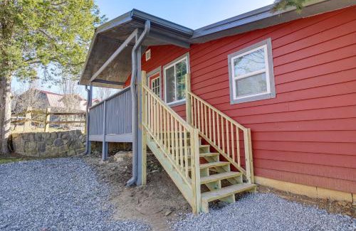 Kodak House | Cozy Cottage with Pool Btwn Knoxville and Pigeon Forge