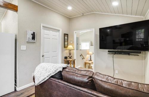 Kodak House | Cozy Cottage with Pool Btwn Knoxville and Pigeon Forge