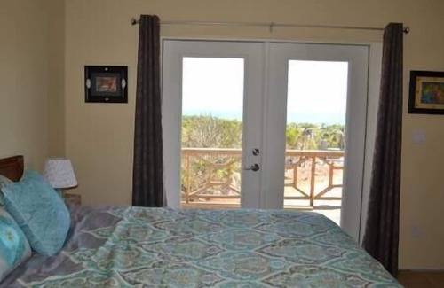 William's Town House | Cozy Cottage with beautiful Ocean Views! Minutes to TOC!