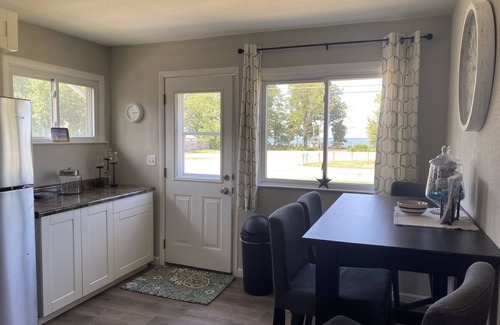 Vermilion House | Cozy cottage with lake view! 20 min from Cedar Point, Kalahari, & Sports Force!