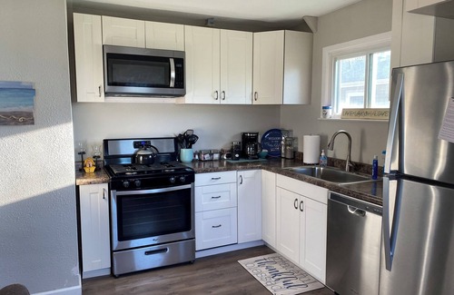 Vermilion House | Cozy cottage with lake view! 20 min from Cedar Point, Kalahari, & Sports Force!