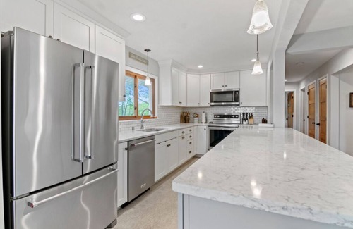 Lake Koshkonong Cottage | Cozy cottage with fireplace- just steps from golf course!