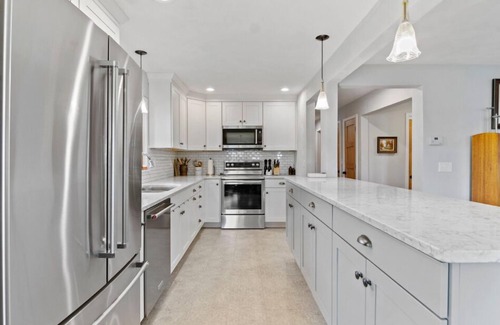 Lake Koshkonong Cottage | Cozy cottage with fireplace- just steps from golf course!