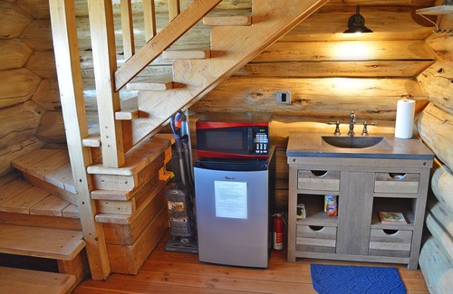 Marble Falls Cabin | Cozy Cottage: Your Perfect Lakeside Hideaway!