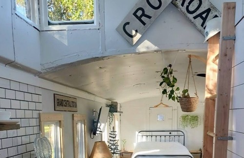 Gainesville House | Cozy Country Caboose- North Texas