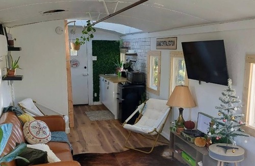 Gainesville House | Cozy Country Caboose- North Texas