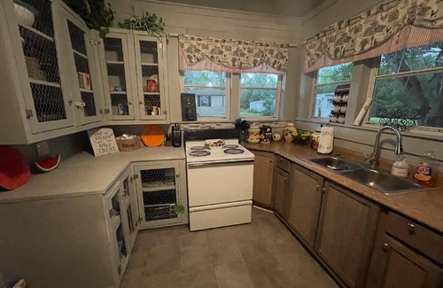 Abbeville House | Cozy country home near Lake Eaufula and hunting