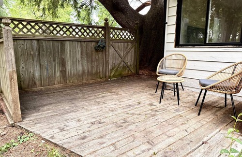 Pickering House | Cozy Countryside Guesthouse with BBQ & Firepit