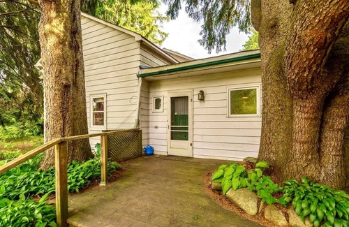 Pickering House | Cozy Countryside Guesthouse with BBQ & Firepit