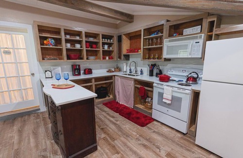 Natchitoches Cottage | Cozy Couples Cottage with access to Hot Tubb.nn
