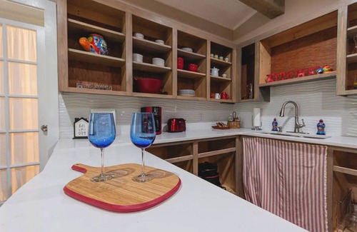 Natchitoches Cottage | Cozy Couples Cottage with access to Hot Tubb.nn