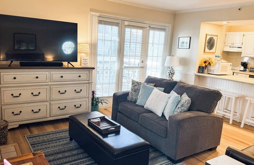 Norwich Villa | Cozy Couples Getaway with Golf Course View & Spa