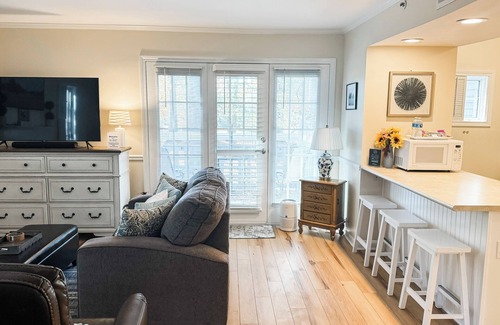Norwich Villa | Cozy Couples Getaway with Golf Course View & Spa