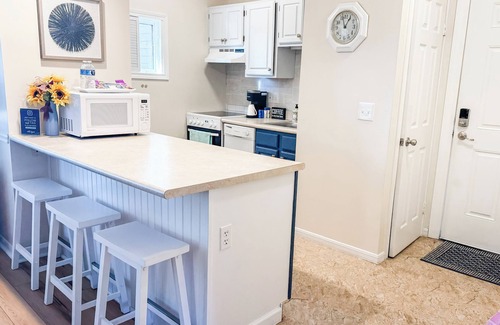 Norwich Villa | Cozy Couples Getaway with Golf Course View & Spa