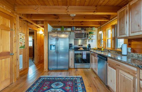 Vein Mountain House | Cozy Cove Cabin Pet Friendly & Creek Access