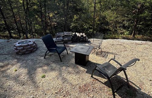 Fort Towson Cabin | Cozy Creek cabin in charming Fort Towson with WiFi access